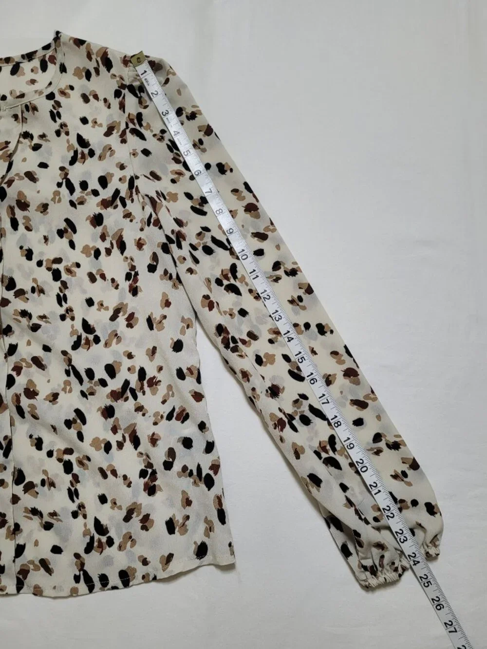 Emery Rose Allover Print Notched Neck Blouse Neutral Leopard Lantern Sleeve Top - Picture 6 of 9